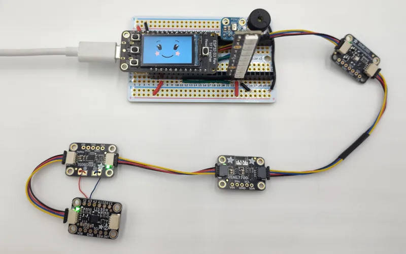Kit completo armado en protoboard con el ESP32-S3, el micrófono, el buzzer y los sensores ambientales conectados