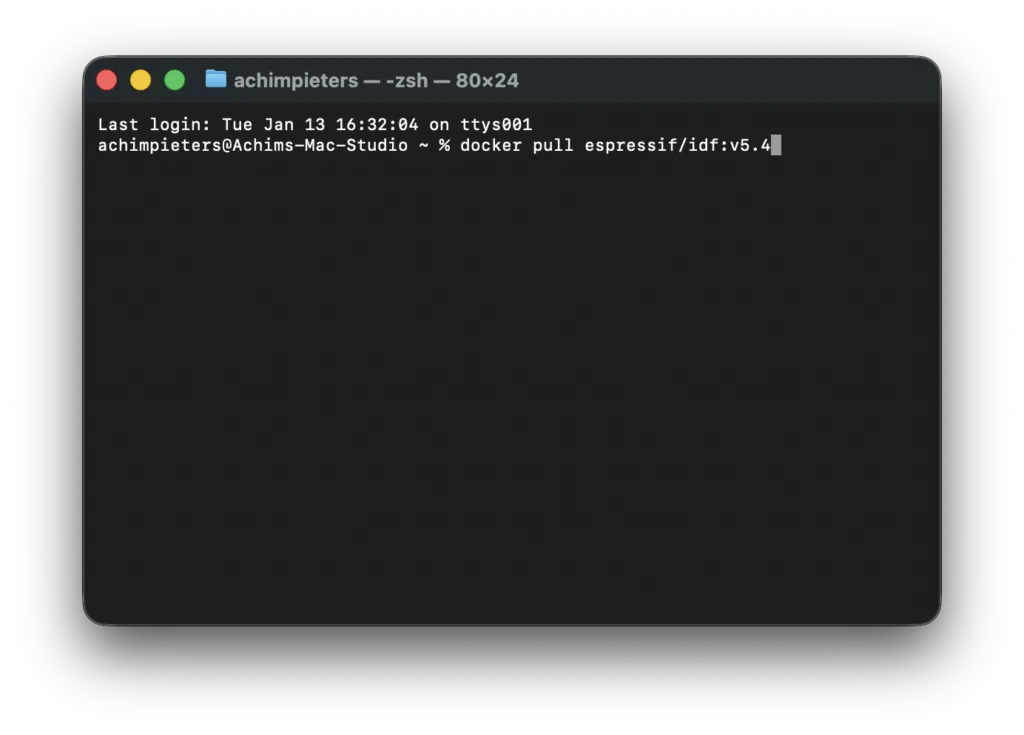 Terminal ejecutando docker pull espressif/idf v5.4 para descargar la imagen oficial