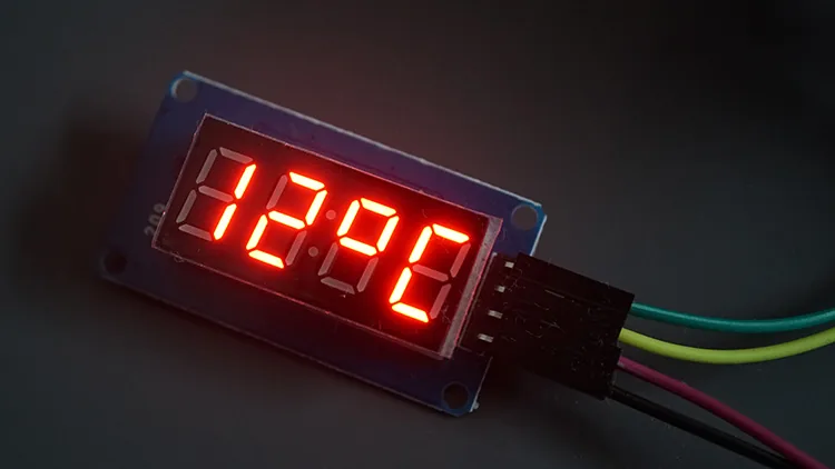 ESP32 con el TM1637 mostrando la temperatura en grados Celsius