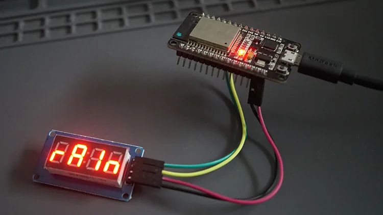 ESP32 con el TM1637 mostrando la condición del clima