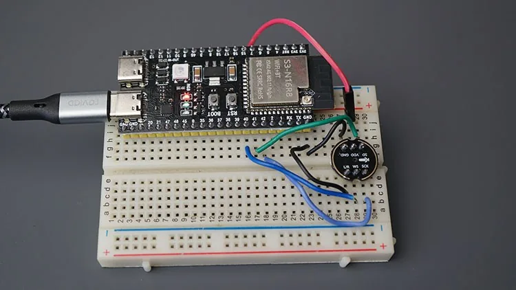 Circuito armado con el ESP32 y el micrófono INMP441 conectados por I2S