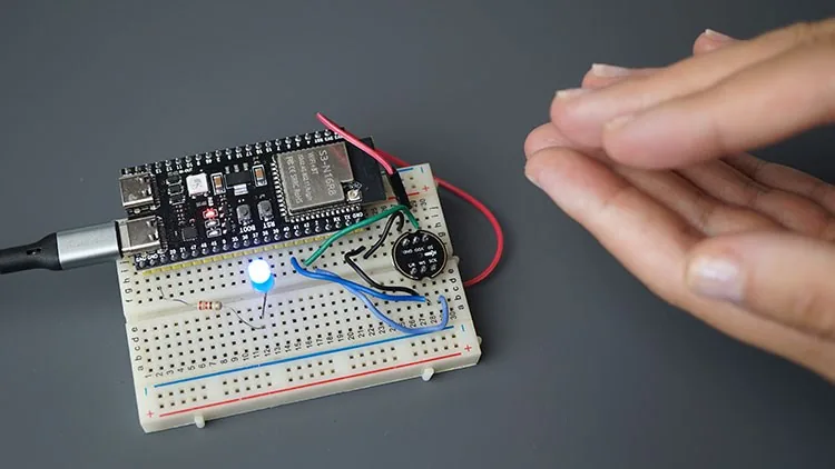 Demostración del control por aplausos con el ESP32 y el INMP441