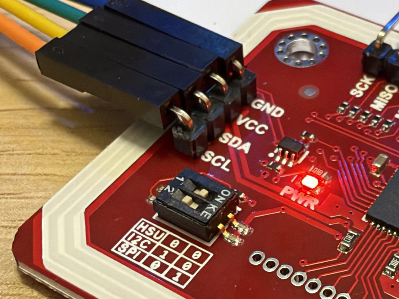 Interruptores DIP del PN532 con el 1 en ON, junto a la tabla impresa de modos HSU, I2C y SPI