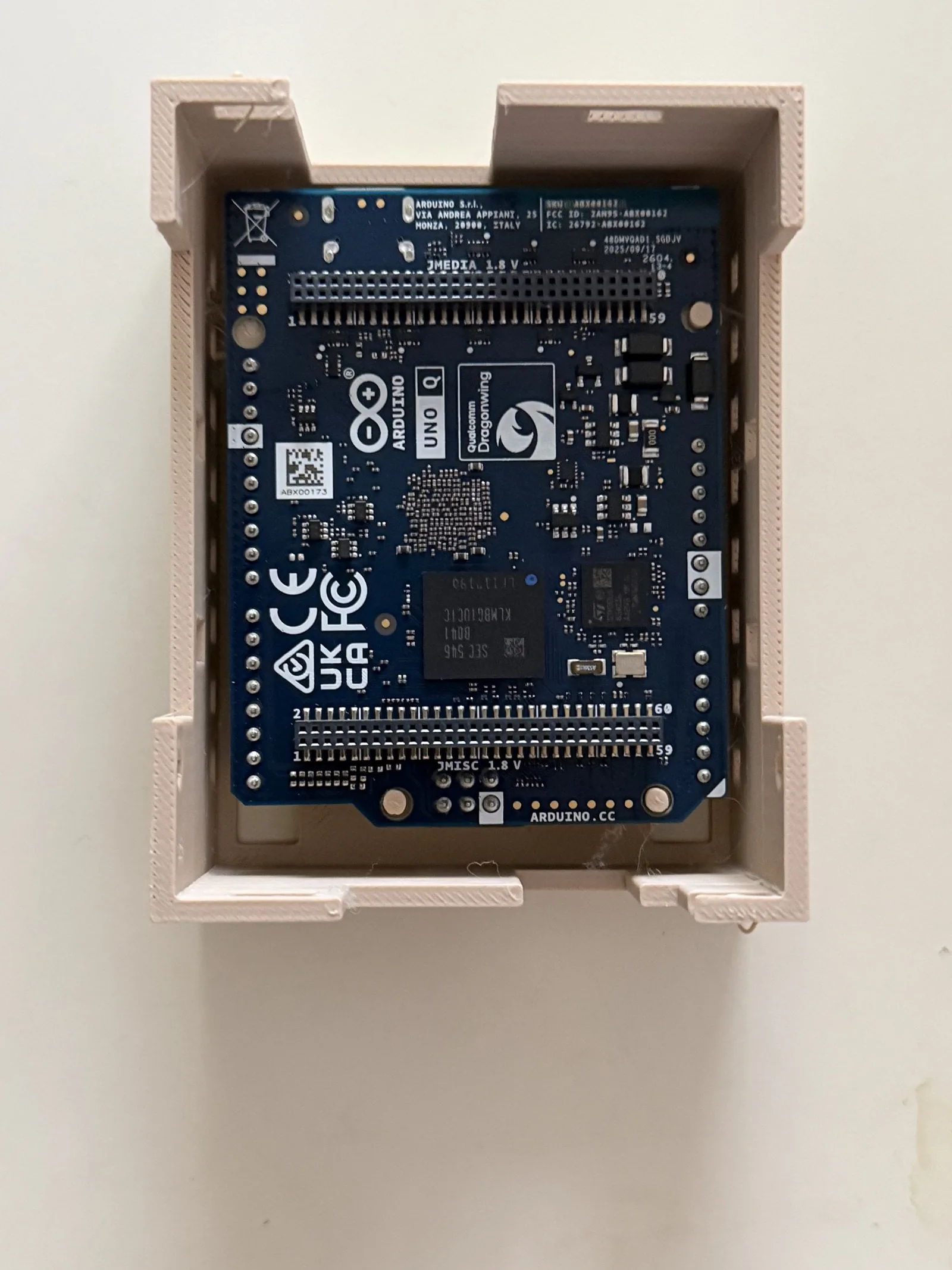Arduino UNO Q dentro de su carcasa impresa en 3D, sin la placa portadora montada