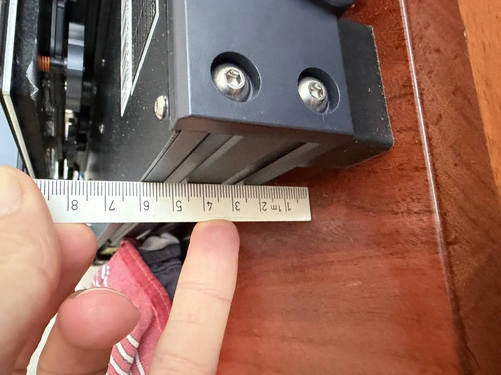 Midiendo con regla el canto del chasis de la impresora 3D