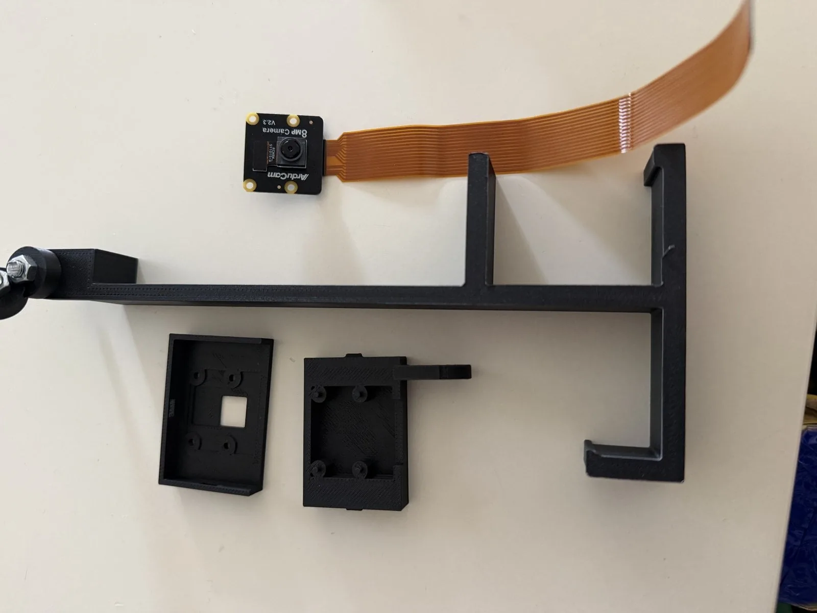 Juego completo de piezas: abrazadera con soporte, carcasa de cámara en dos partes y el módulo de cámara con su cable flex