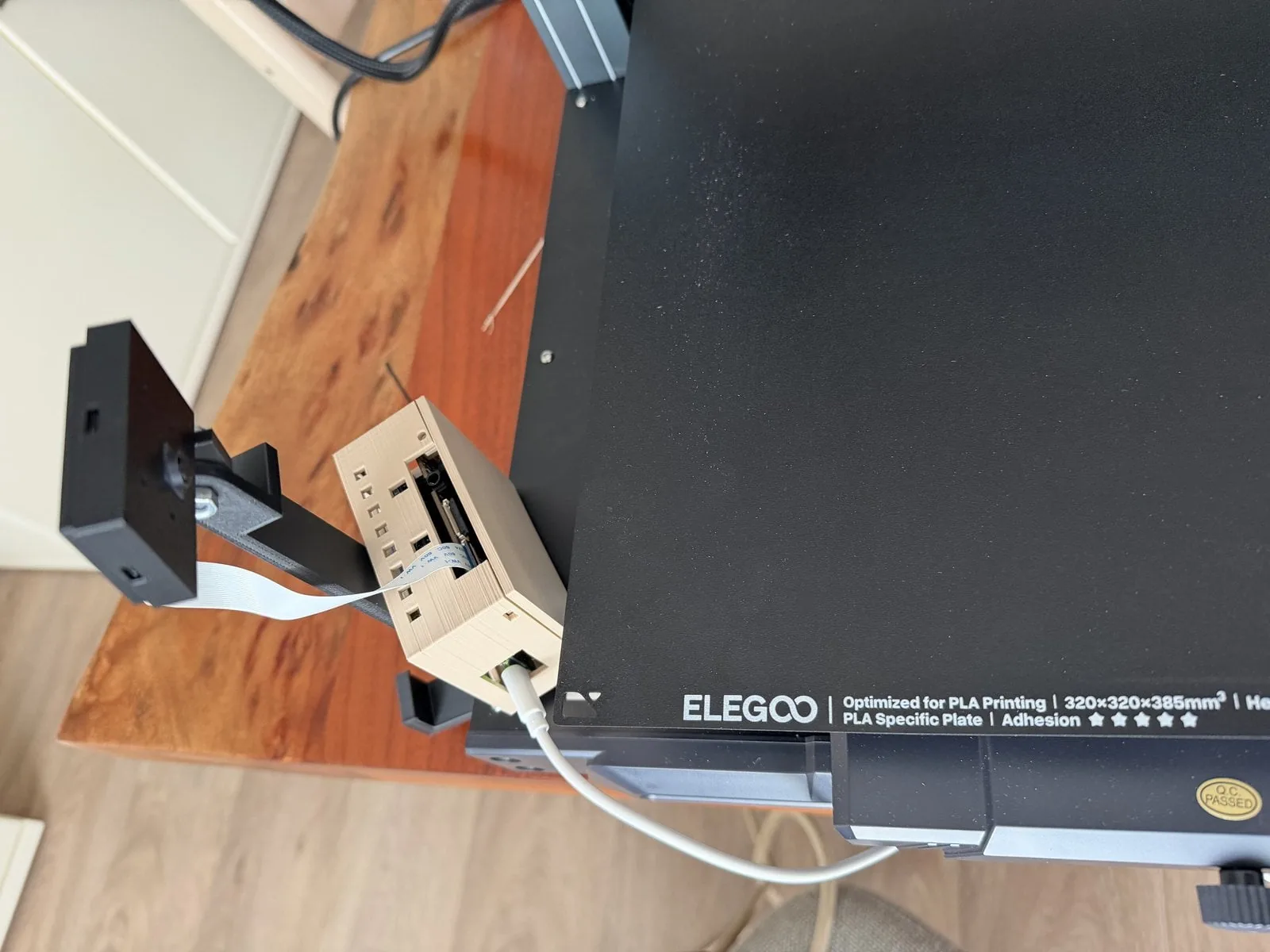 Soporte con la cámara y la placa montados sobre el chasis de la impresora 3D