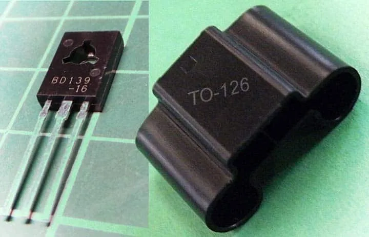 Transistor BD139 en encapsulado TO-126 junto a un disipador clip de aluminio para ese mismo formato