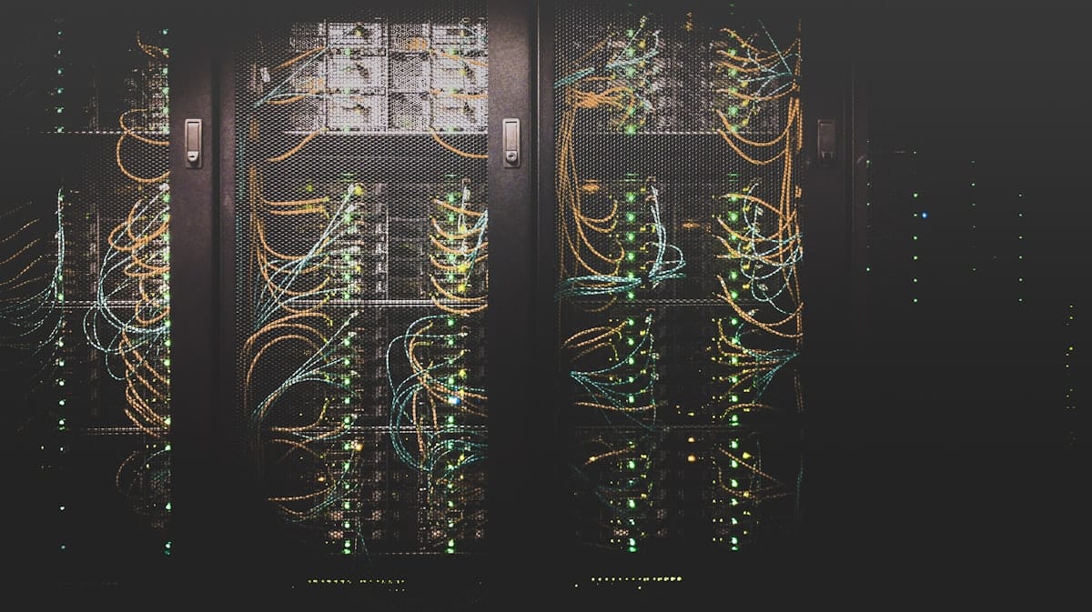 Sala de servidores con cableado de red iluminado, idea de servidor doméstico