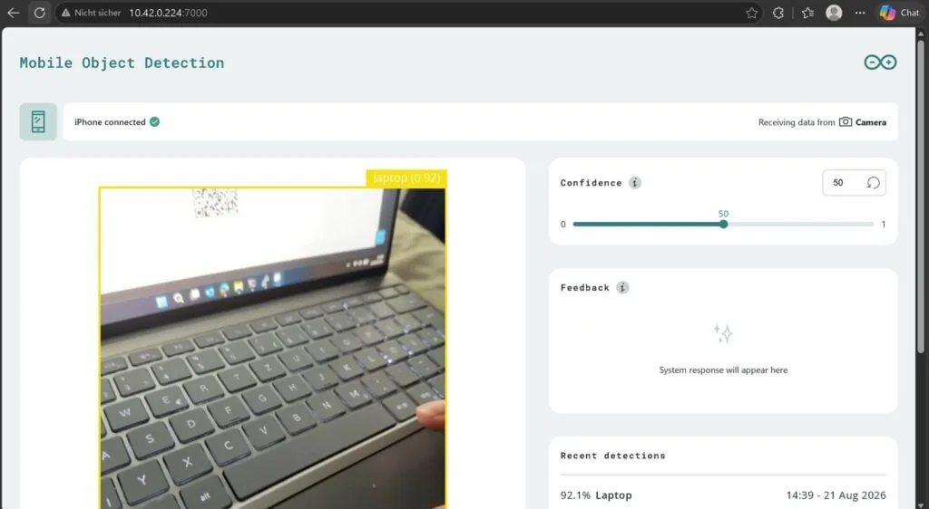 El UNO Q detecta un notebook con 92% de confianza en el video que llega desde el celular