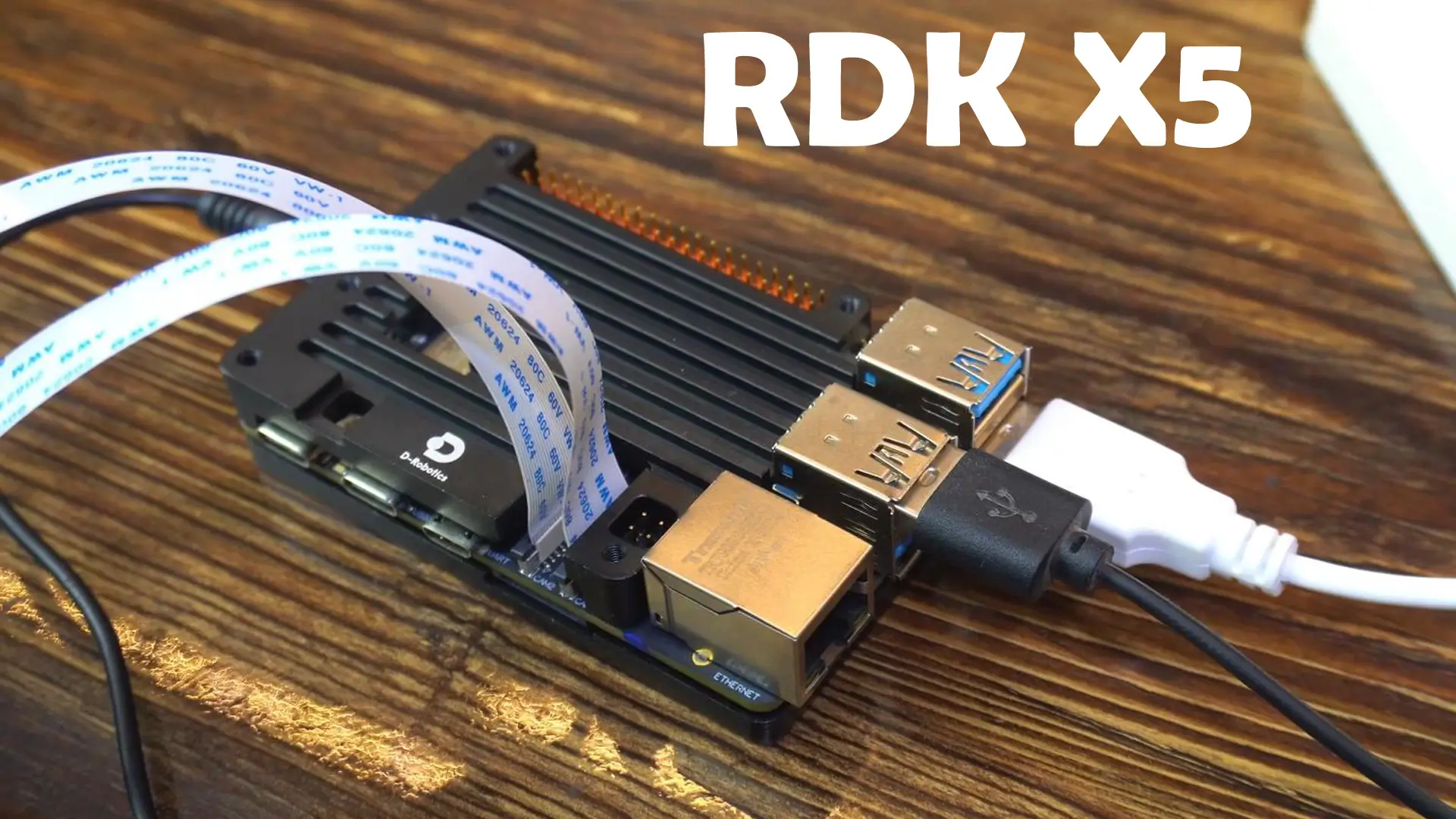 Placa RDK X5 de D-Robotics sobre una mesa con sus puertos USB, ethernet y cable flex de cámara MIPI conectados