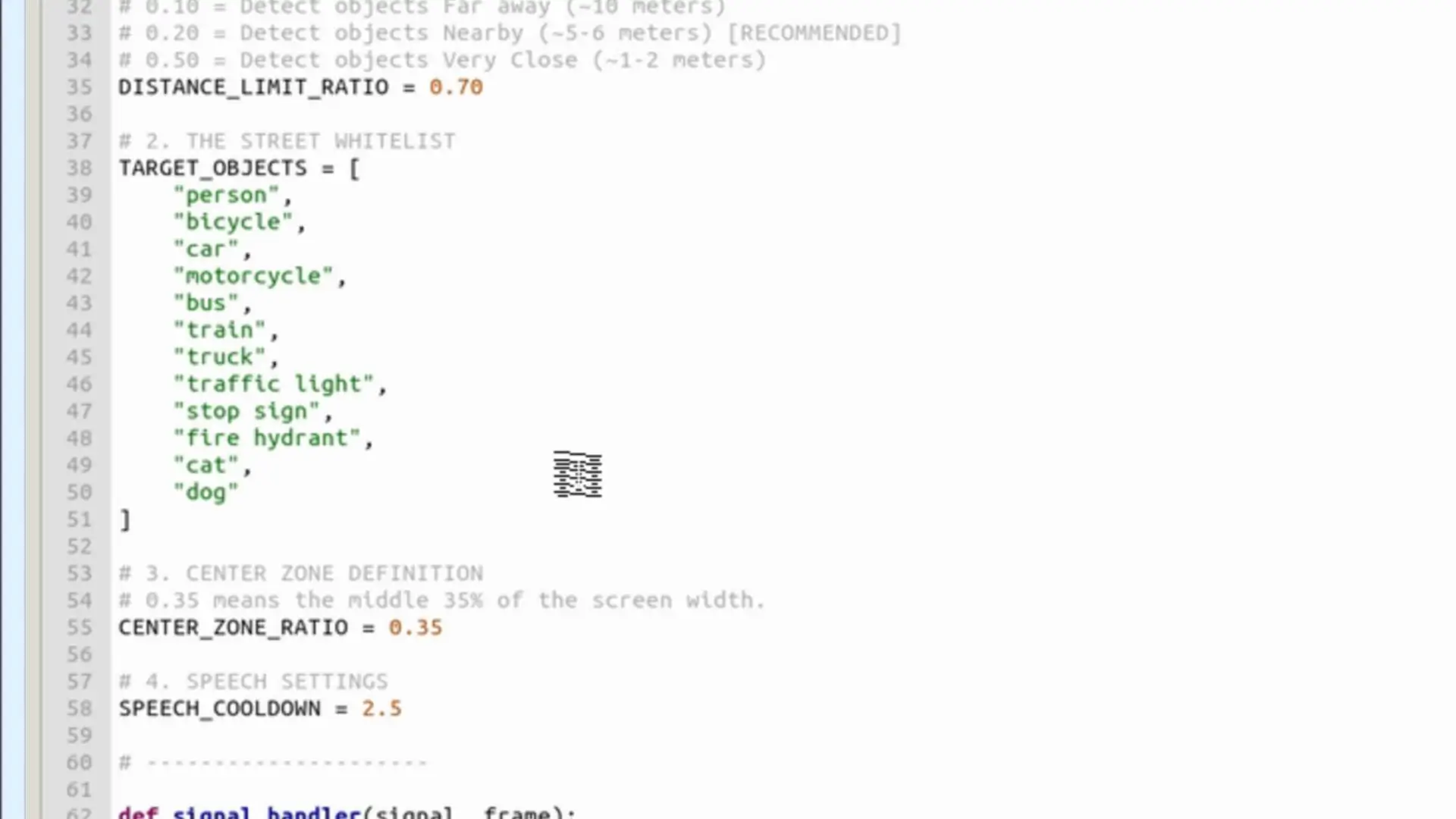 Captura del código con la lista TARGET_OBJECTS, CENTER_ZONE_RATIO y SPEECH_COOLDOWN del proyecto
