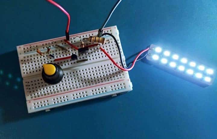 Prototipo de la luz de gabinete funcionando con el panel LED encendido