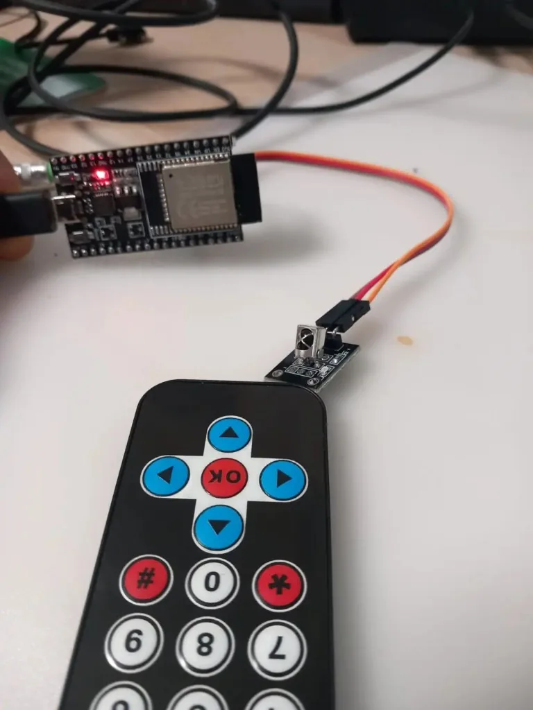 ESP32 conectado al módulo HX1838 nuevo con su control remoto NEC