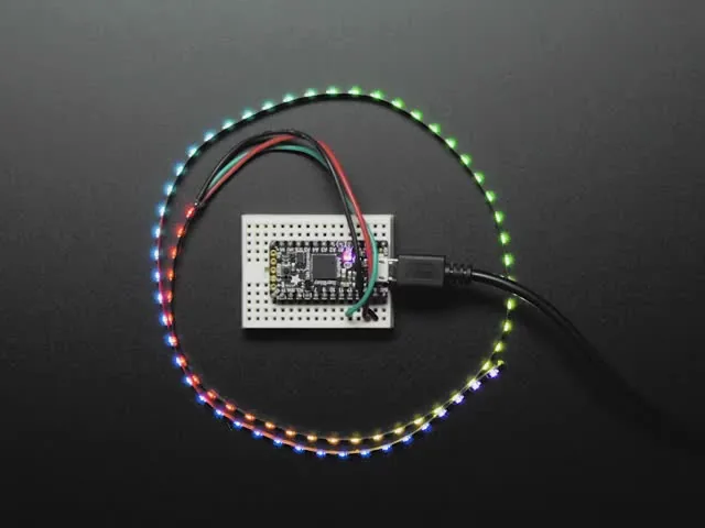 Tira NeoPixel WS2812B mostrando una animación de arcoíris