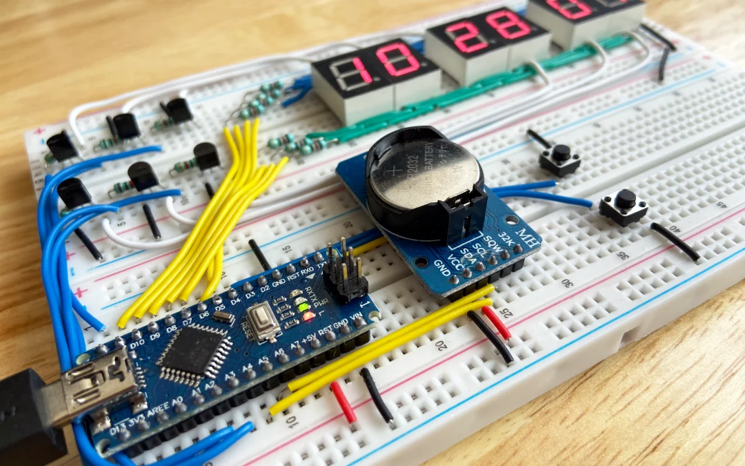 Reloj digital armado en protoboard con Arduino Nano, módulo DS3231 y arreglo de displays de 7 segmentos mostrando la hora