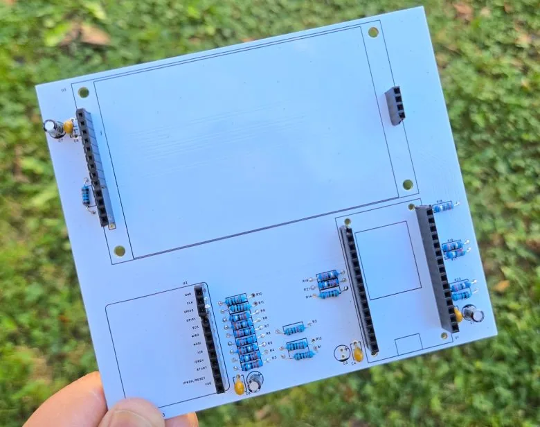 Montaje de los módulos sobre la PCB con zócalos hembra