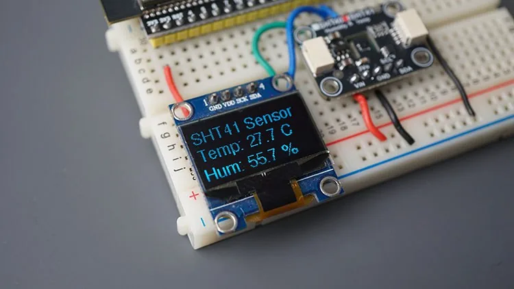La pantalla OLED mostrando la temperatura y la humedad leídas del SHT41