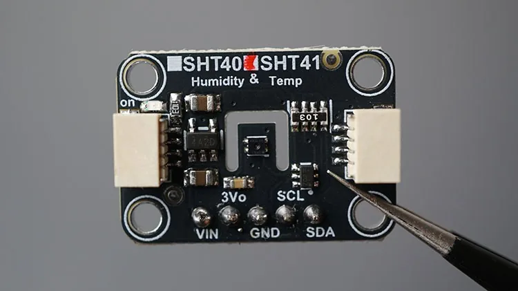 Placa breakout del SHT41 con sus pines y los dos conectores I2C