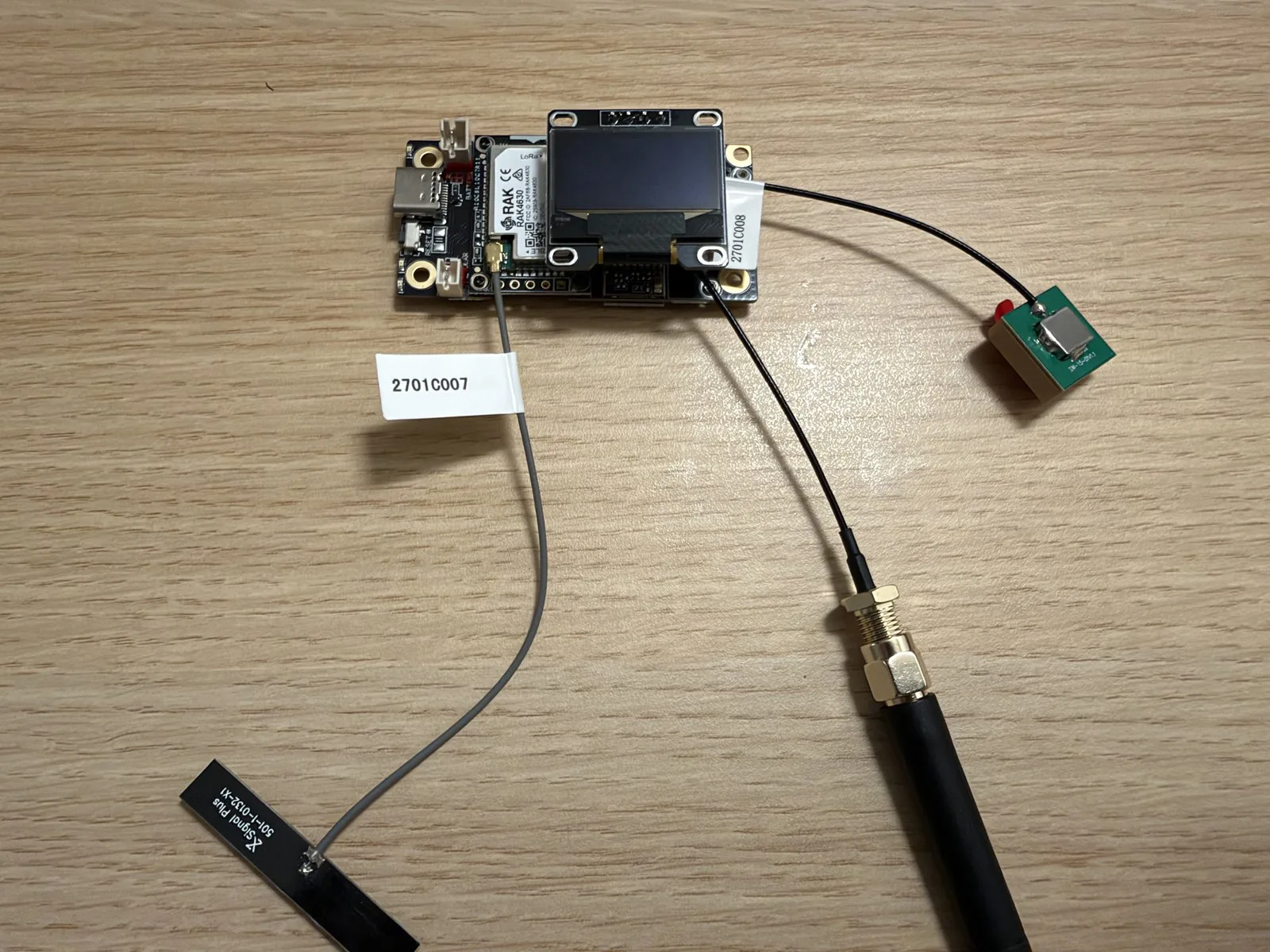 RAK4631 Starter Kit armado, con la pantalla OLED insertada, la antena de varilla para LoRa y las antenas de GPS y Bluetooth