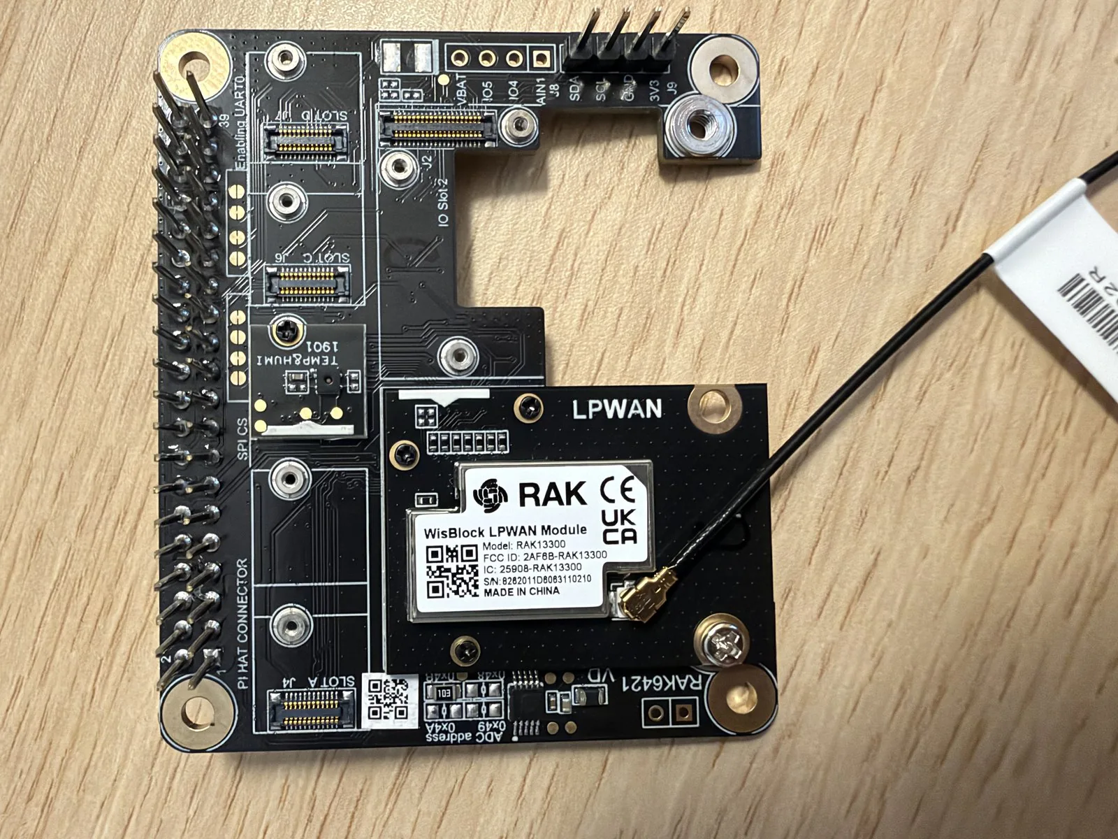 HAT RAK6421 con el módulo RAK13300 en IO Slot 1, el sensor RAK1901 en Slot B y el cable de antena conectado