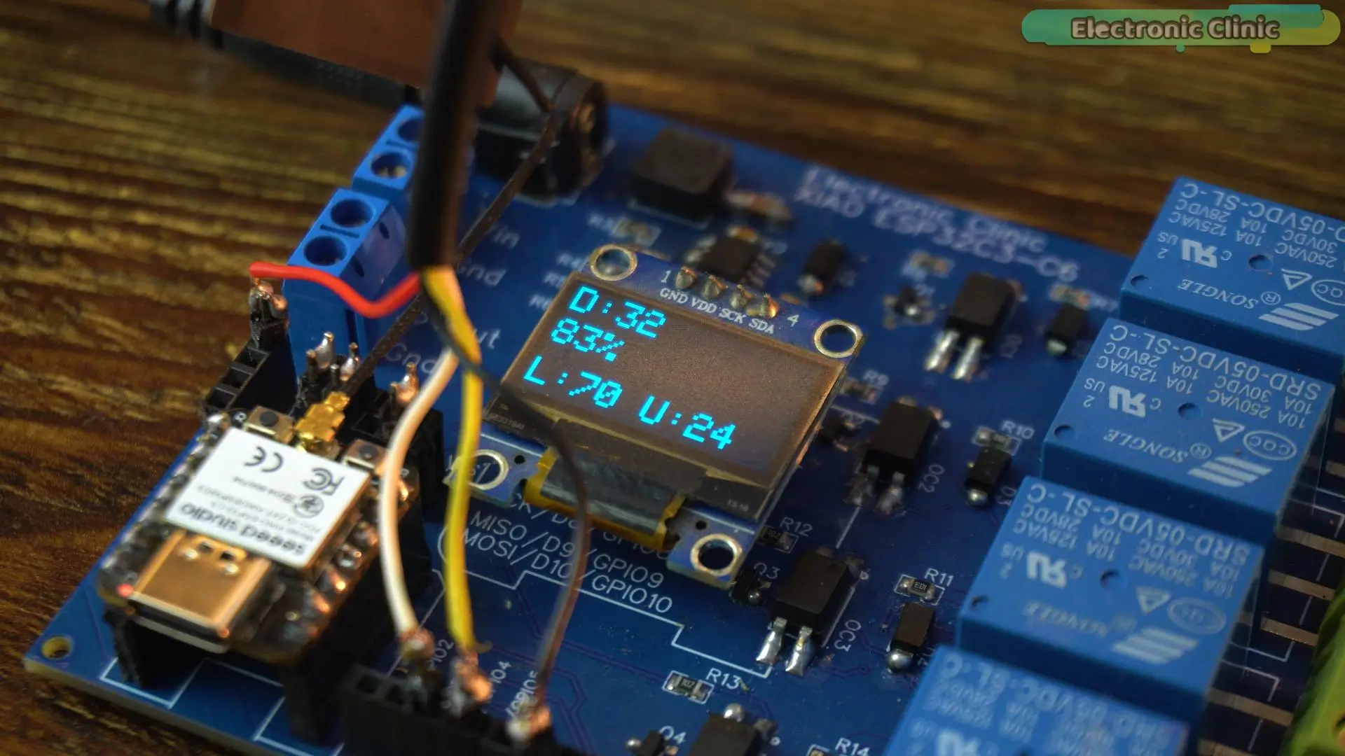Nivel de agua en porcentaje y distancia mostrados en el display OLED conectado al ESP32