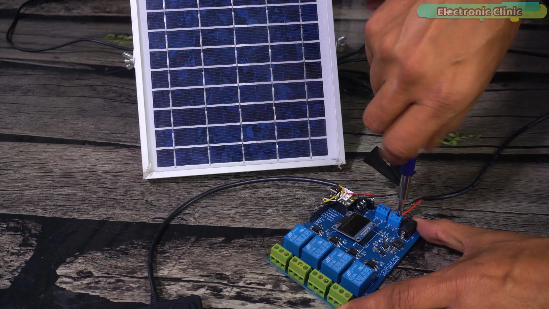 Panel solar conectado al ESP32C3 para alimentar el medidor de nivel de estanque
