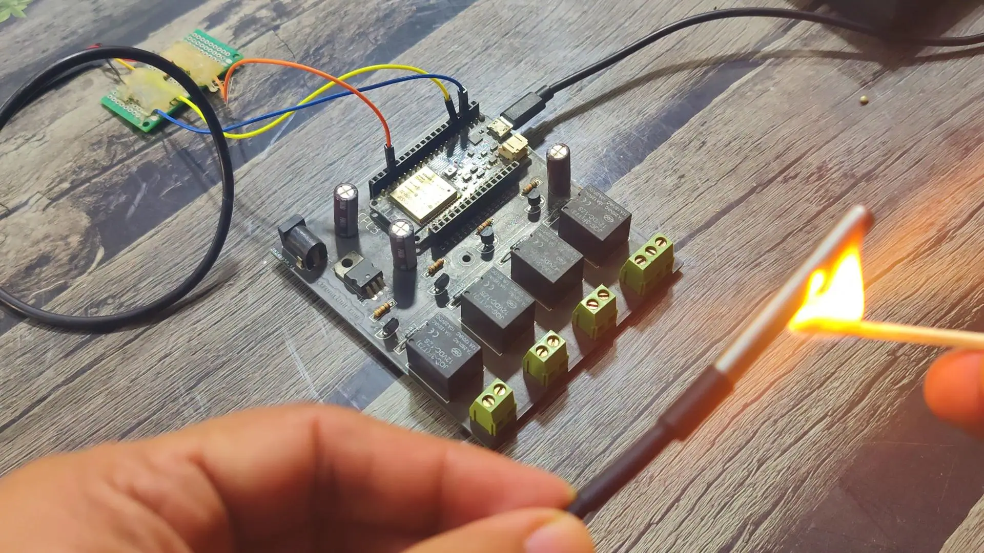 Prueba de funcionamiento: se acerca la llama de un fósforo a la sonda del DS18B20 para subir la temperatura