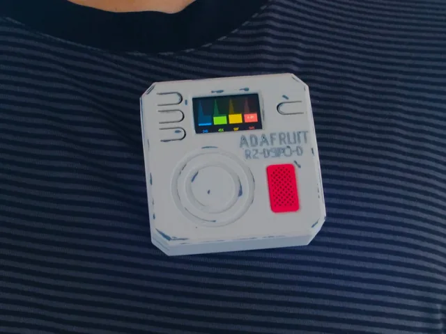 Combadge LCARS prendido en una camiseta a rayas, listo para usar como insignia de pecho