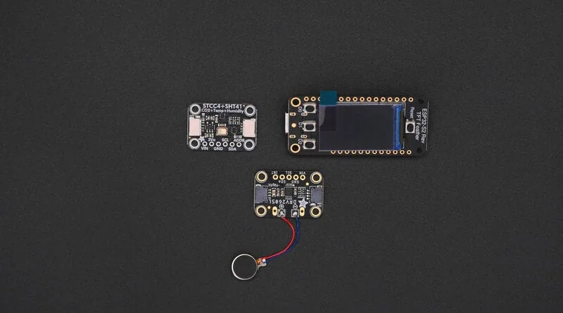 Las tres placas del proyecto: sensor STCC4 mas SHT41, placa ESP32 S3 con TFT y driver haptico DRV2605L con su motor de disco