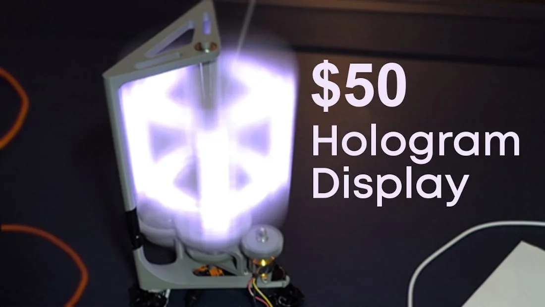 Display volumétrico 3D casero mostrando un cubo holográfico iluminado en el aire