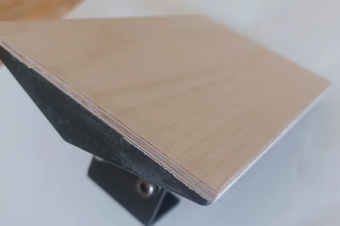 Plancha de madera contrachapada fijada sobre la base de la impresora
