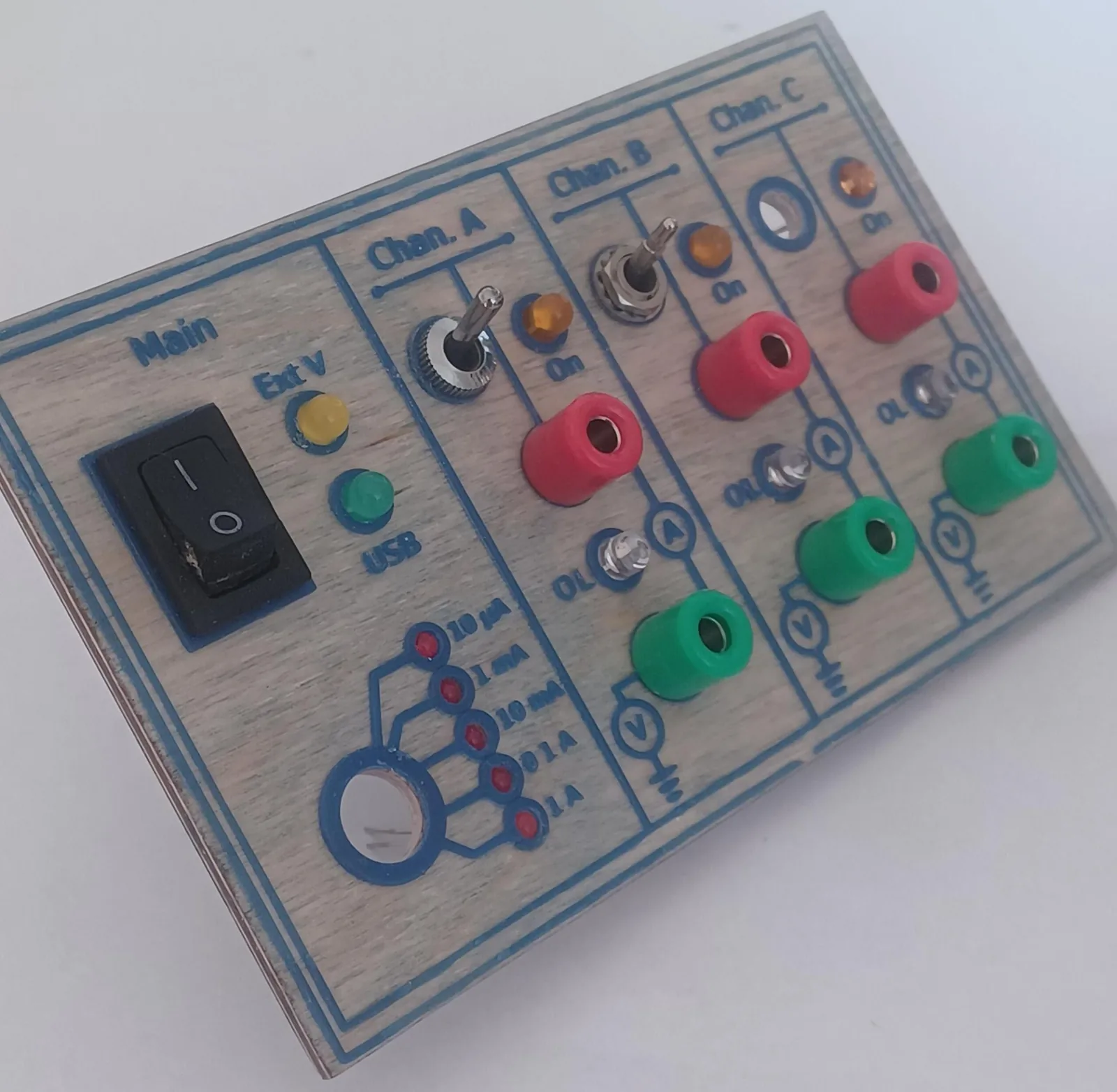 Panel frontal de madera con resina UV: la impresora 3D dibuja las guias de perforado