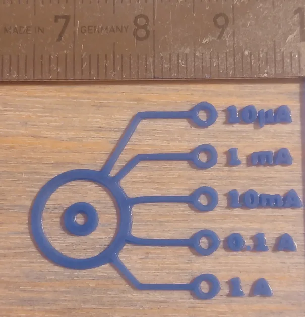 Detalle de las lineas de resina ya curadas sobre la madera, junto a una regla