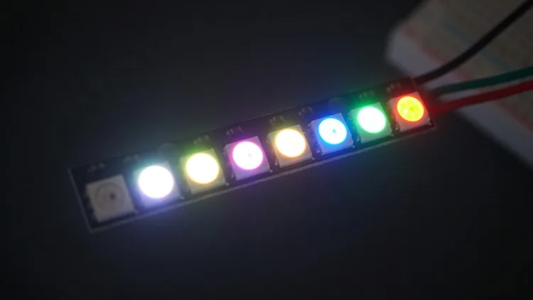 Cada LED del WS2812B encendido con un color distinto