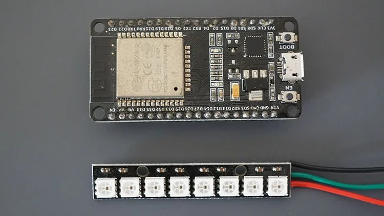 Componentes necesarios: ESP32, tira WS2812B y jumpers