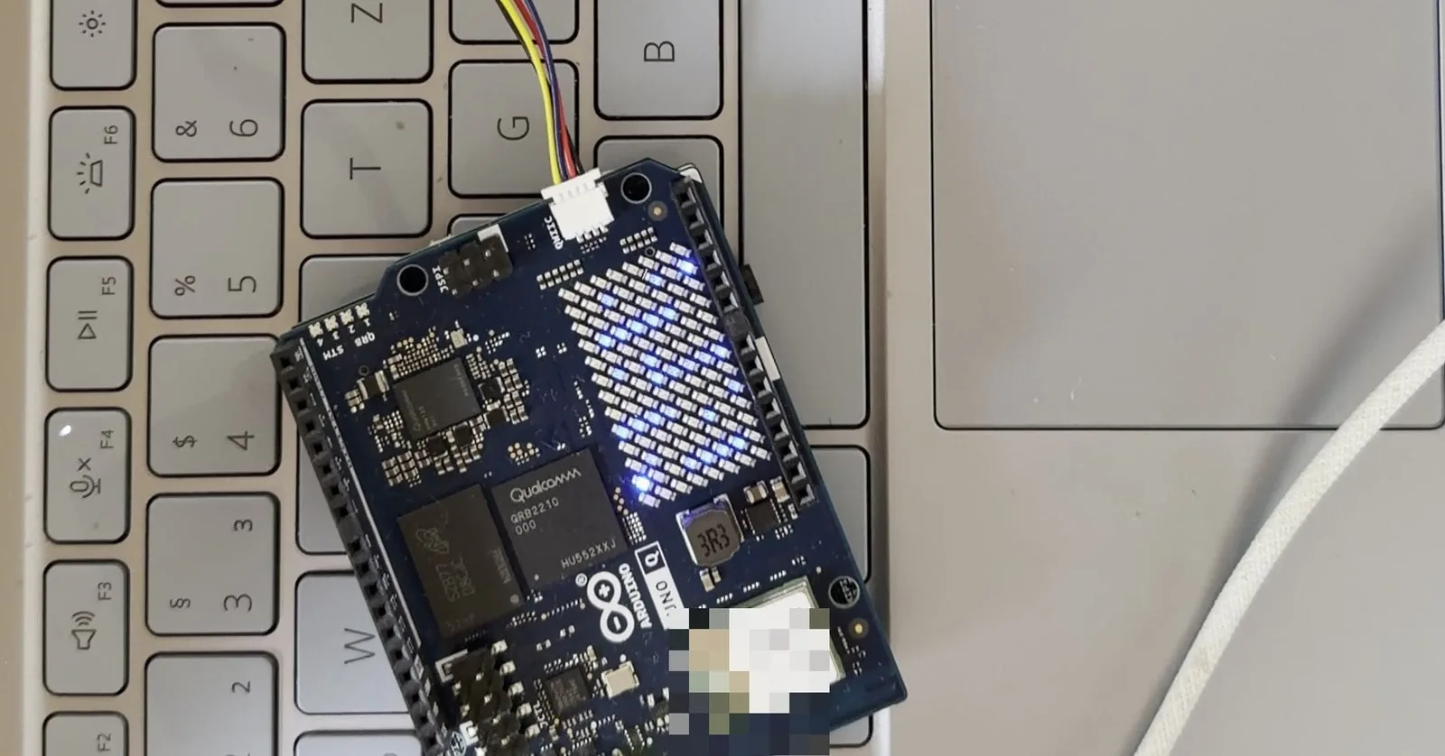 Laberinto de bolita con Arduino UNO Q: 50 ticks por segundo en la matriz LED