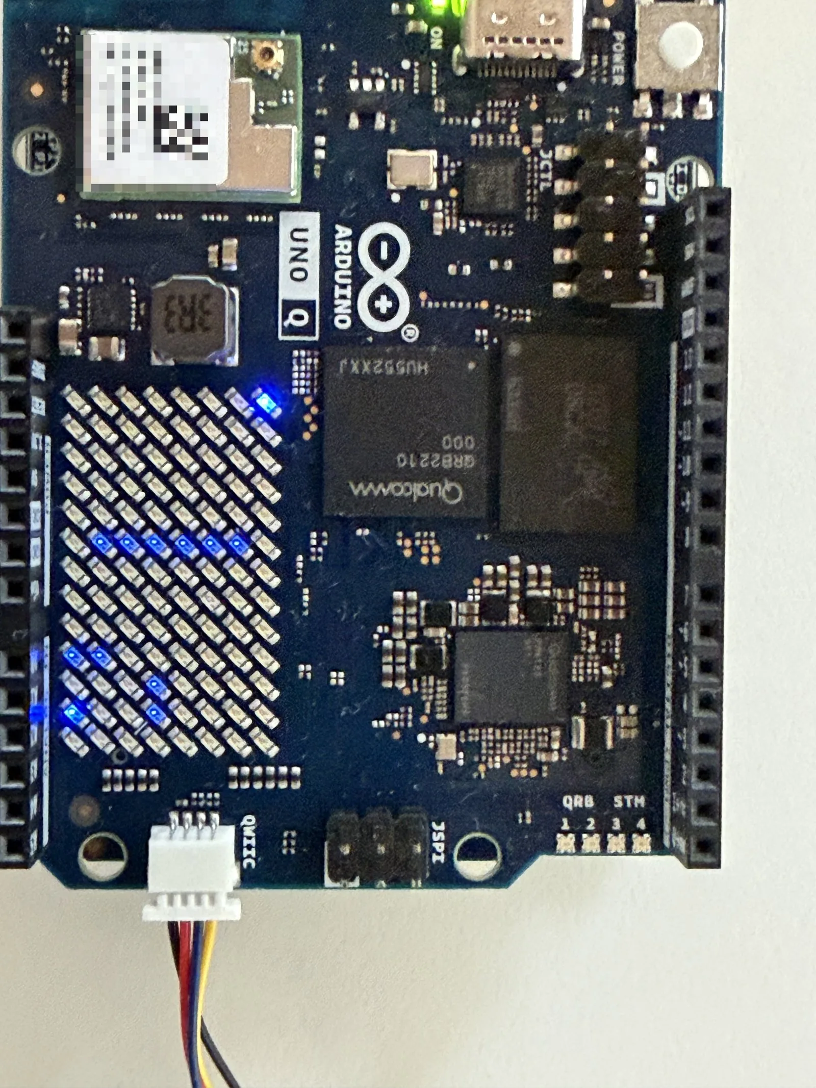 Primer plano de la matriz LED del Arduino UNO Q con el laberinto corriendo