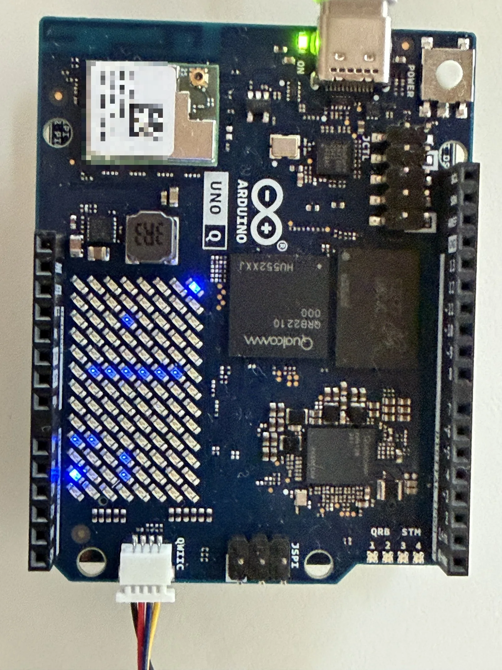 Arduino UNO Q con el cable Qwiic conectado al Modulino Movement y el laberinto corriendo en la matriz LED