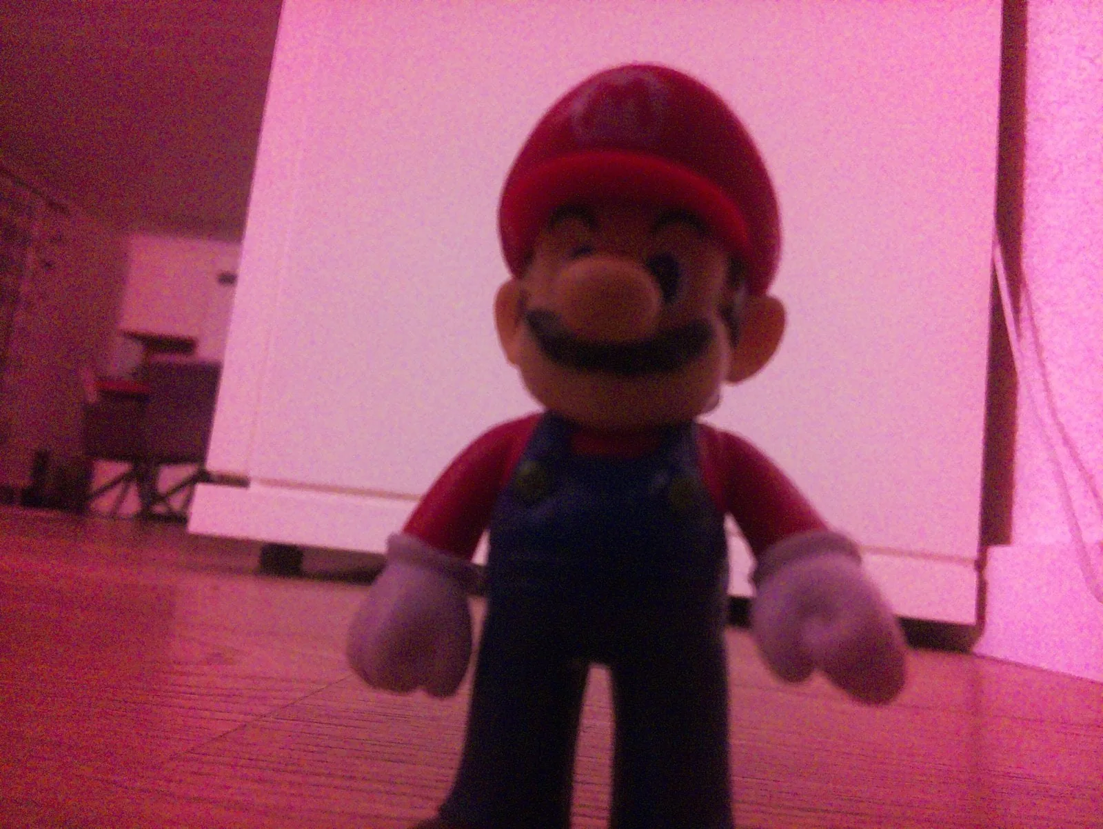Primera foto tomada con Picamera2: una figura de Mario frente a un mueble blanco, resultado de capture_file()