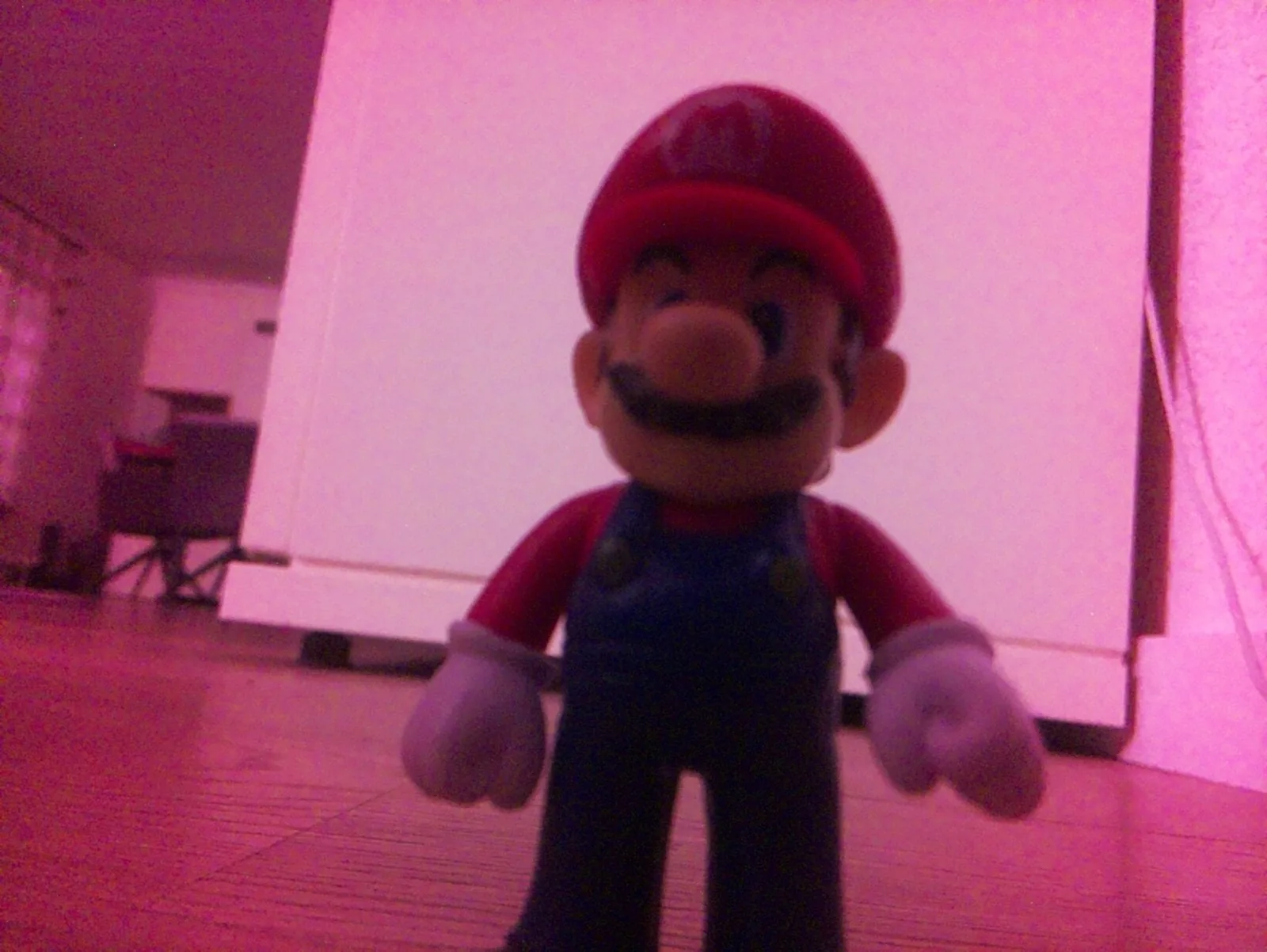 Foto en resolución completa disparada por la detección de movimiento: una figura de Mario frente a un mueble blanco