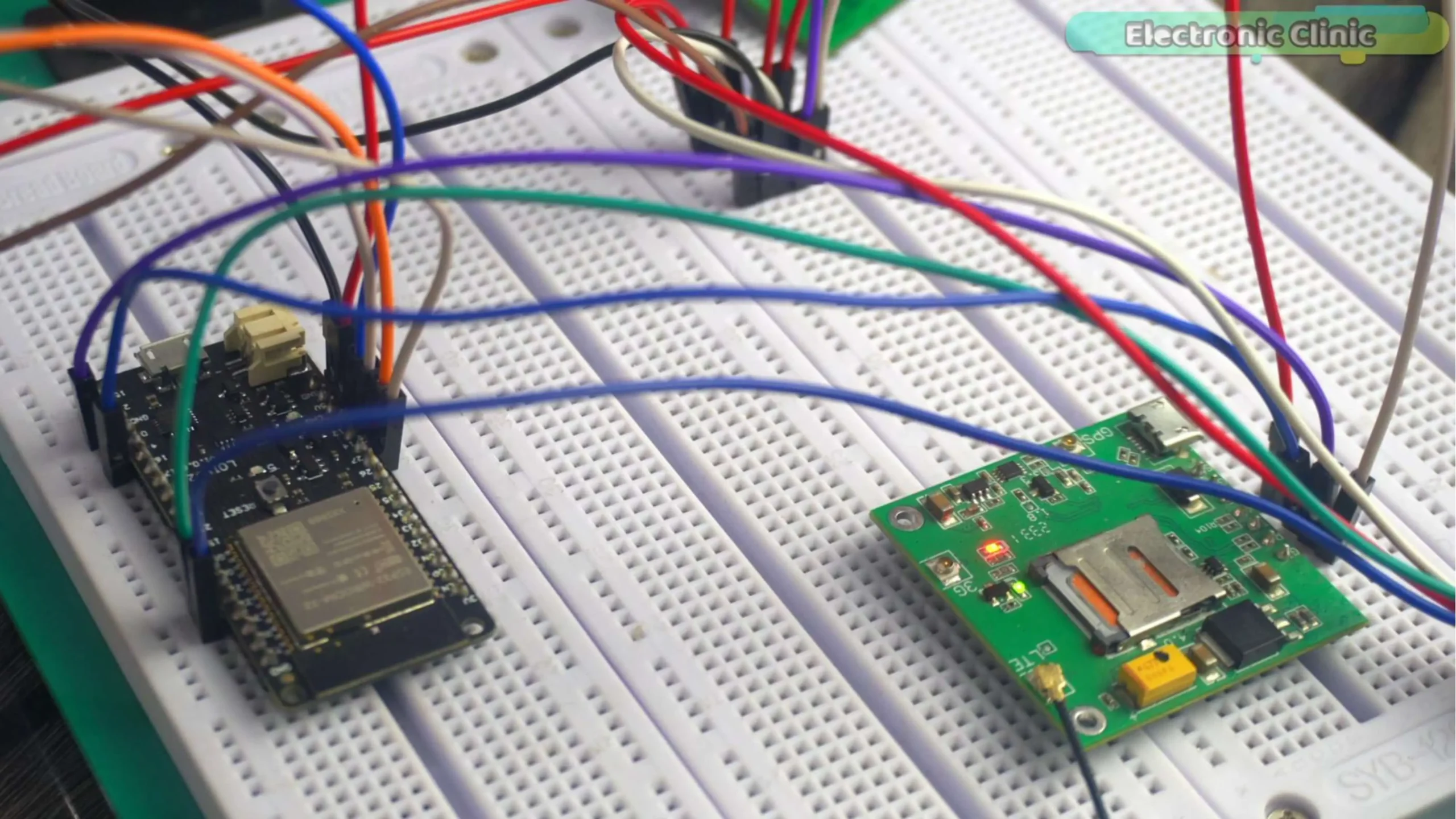 Módulo SIM7600G 4G LTE conectado a un ESP32 mediante cables en protoboard
