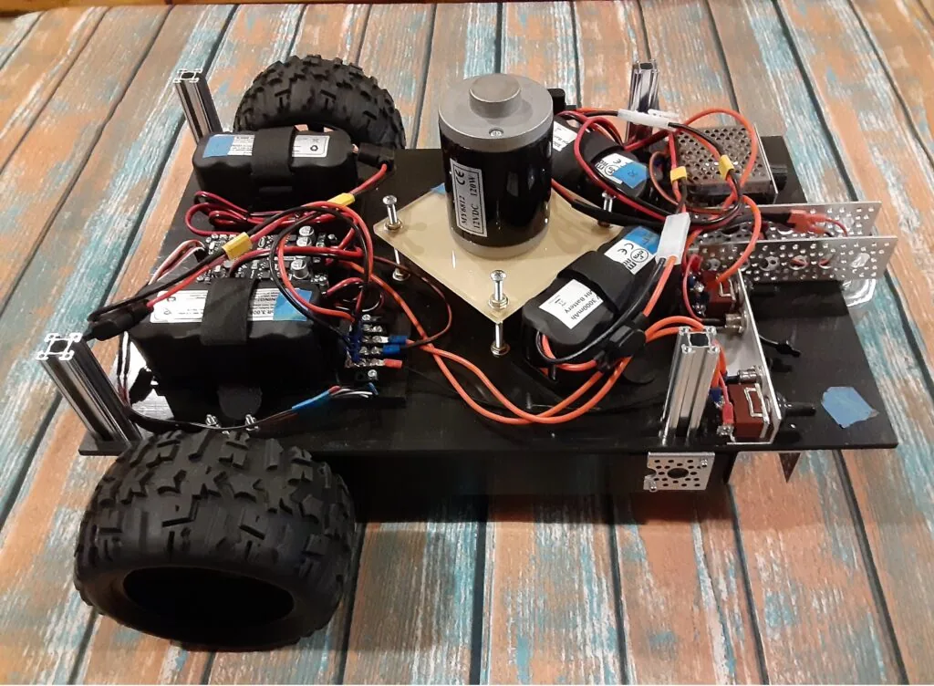 Placa principal con los dos motores de tracción a los lados, el motor del cabezal de corte al centro y los pares de baterías de 12 V