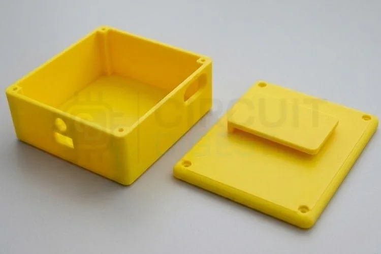 Diseño de la carcasa en dos partes modelada en Fusion 360 para el detector de caídas