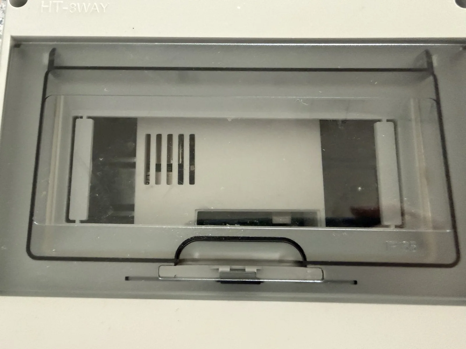 Tablero con la puerta transparente cerrada, con el gabinete y el Raspberry Pi adentro como un módulo más