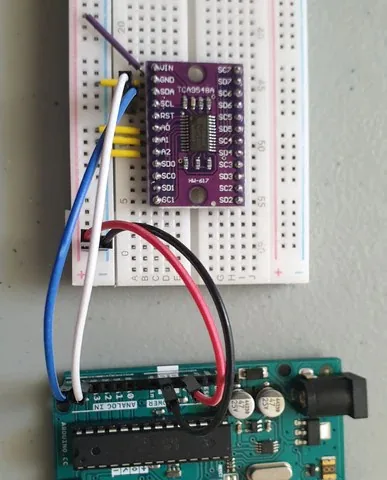 Multiplexor TCA9548A montado en protoboard y cableado a un Arduino Uno con jumpers de colores