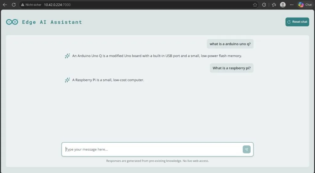 Interfaz de chat del Edge AI Assistant en el navegador, con preguntas a la derecha y respuestas del modelo local a la izquierda