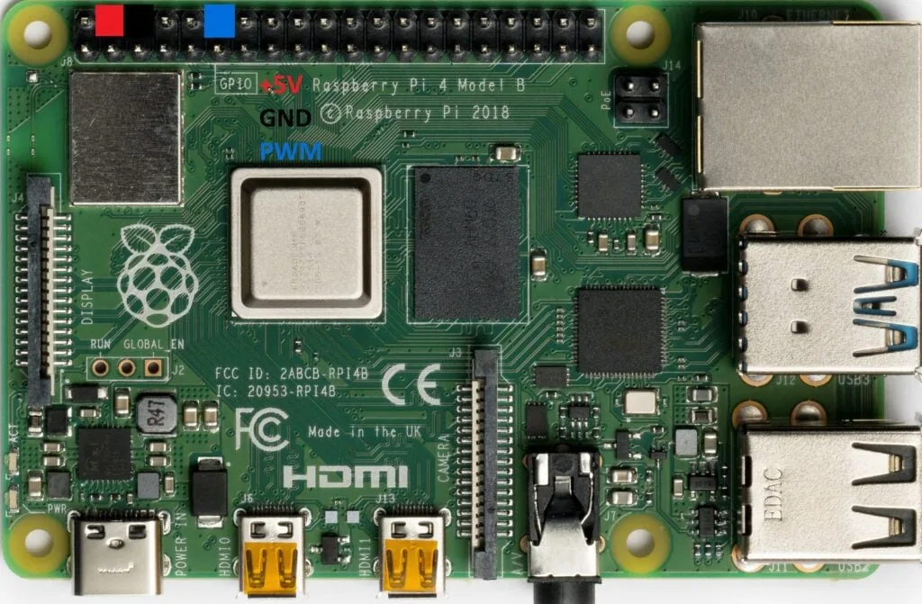 Raspberry Pi 4 visto desde arriba con los pines marcados para un ventilador PWM: 5 V en el pin 4, GND en el pin 6 y PWM en el pin 12
