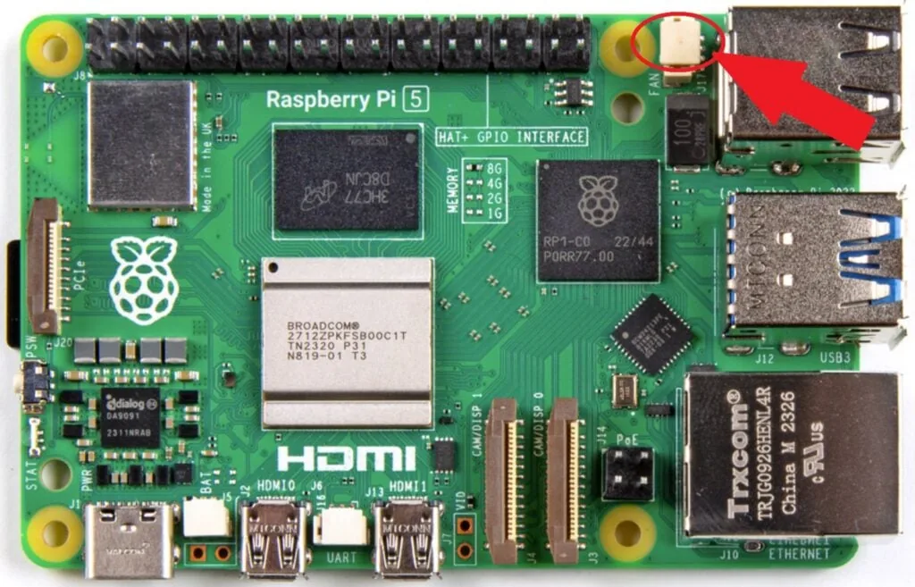 Raspberry Pi 5 visto desde arriba, con el conector de ventilador J17 de cuatro pines marcado en rojo al lado de los USB 2.0