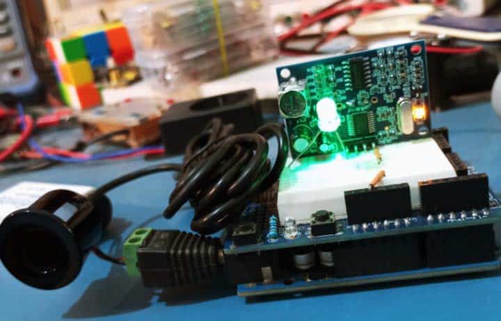Montaje del detector de proximidad con el LED encendido indicando deteccion